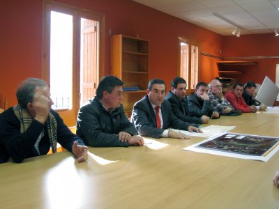 Alfonso Vicente, con corbata roja, en la presentación de los estudios del enlace entre Ribagorza y Sobrarbe [1]